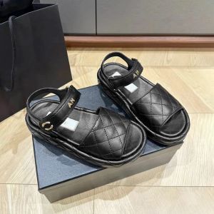 금속 채널 Sandale 슬리퍼 플랫폼 여름 Sunny Womens 슬라이드 새로운 스타일 럭셔리 야외 여행 검투사 Loafer Mule 디자이너 Sandal Beach Pool Men Sliders