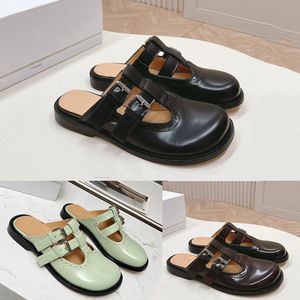 Campo Mary Jane Slipper Slipper Epled Calfskin Brown Mulheres Designer assimétricas Fechamento de fivela dupla e de bifurar e detalhes clássicos da Babouche