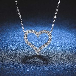 Familjestil T Clavicle Chain S925 Sier Plated PT950 Mossan Diamond Necklace Female Love Shaped Mossan Stone Pendant