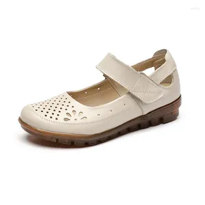 Sapatos casuais comemore hollow out sandálias de conforto feminino idosos 2024 Senhoras de couro de verão de verão preto