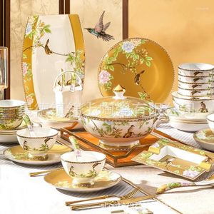 Placas decorativas Conjunto de utensílios de mesa de pratos e tigelas domésticas para casa de casamento completo Presente de casas Jingdezhen Cerâmica de luxo leve