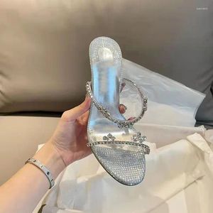 Hausschuhe 2024 Sommer glänzender transparenter Kristallfrauen tragen Silber Rhein-Diamond Stiletto-Sandalen mit hohen Heelen