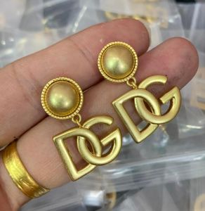 Ladies New Designed Retro Brass Earrings Studs Gletters Pearls Pendants 18K Gold Plated Anti Allergy Women's Ear Clip Designer Jewelry1895127