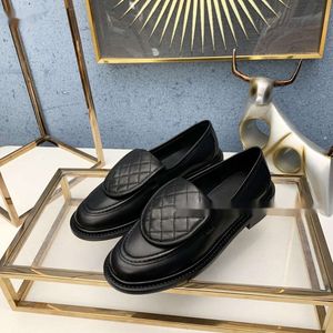 Kvalitetskvalitet klänningskor vit svart gul läder avslappnad låg topp plattfest sko designer affärsformell loafer med låda