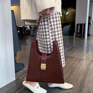 Drawstring Kaliteli Retro Çanta Kadınlar Tasarımcı Omuz Çantaları PU Deri Tote Çanta Tassel Basit Vintage Crossbody 2024 3 Renk