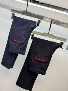 Calça de designer de marca de alta qualidade de alta qualidade material de jogger calças casuais primavera e verão novas calças masculinas de luxo