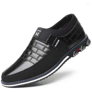 Sapatos casuais estilo britânico tamanho grande slip-on slowers masculinos designer de outono de primavera, homem de passeio, homem de caminhada homem de couro