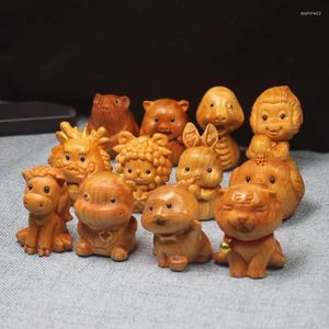 Dekorativa figurer Vintage Cypress Wood Ristningar Zodiac Ornament Natural Home Decoration Lucky Fengshui Office Car Decor Happy Dragon Year