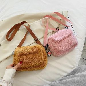 Axelväskor plysch crossbody väska kvinnors fluffiga shoppare telefonväska kvinnliga handväskor bärbara små fyrkantiga gatan resor