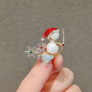 女性のためのクラシッククリスマススキースノーマンのブローチエナメルパール冬の赤いクリスマスハットブローチピンクリスマスパーティーギフト