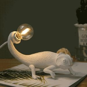 Lampy stołowe nordycka jaszczurka nowoczesna urocza żywica LED Animal Chameleon nocna światła sypialnia salon dekoracje domu.
