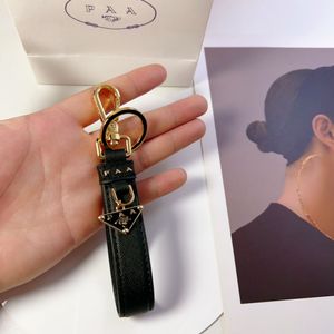 الإصدار الأعلى من PRA Keychain الموقع الرسمي 1: 1 نفس مصمم المفاتيح الفاخرة F0002 Saffiano Leather Keychain