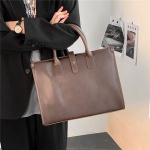 2024 New Leather Laptop Beirthcase Men Mulheres Retro Travel Messenger Bags Inch Inch Capacity Computador BA ombro para meninos Backpack