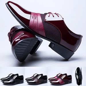 Fashion British Mens Leather Shoes Classic Man Punted Toe Wedding Feeding Flats Dressine in pizzo 240407