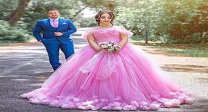 Abito da palla da palla rosa fuori dalla spalla Abiti di Quinceanera Abiti Fiori Lunghezza pavimento in tulle Plus size abiti da ballo eleganti Sweet 16 Abiti Lac5161690