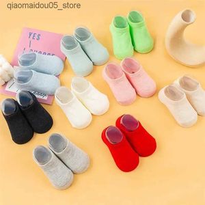 Calzini per bambini Nuovo Calzini a colori solidi primaveri e estate Calzini morbidi in gomma in cotone anti-slip fotochs calzini neonati e calzini per bambini 0-3 anni Q240413