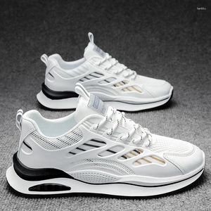 Casual Shoes 2024 Fashion Men's Sneakers Lätt slitsträcka anti-glid som kör vita skor som sommarsport