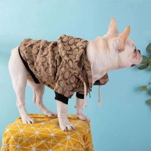 Luxo cães macios e quentes capuz designer de vestuário de vestuário de vestuário de pêlos de inverno casaco de inverno roupas de clima frio para bulldog francês chihuahua schnauzer por atacado