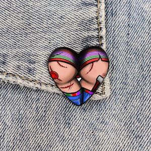 Broches moda em forma de coração engraçado sexy sexy atrevido chucky buheart metal pin pino vintage camisa lapela pinos para amante menina