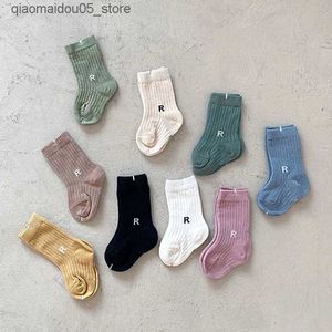 Skarpetki dla dzieci Spring and Autumn Baby School Socki Koreańskie proste biały czarny litera R Krótkie skarpetki dla dzieci chłopcy i dziewczęta bawełniane skarpetki w paski Q240413