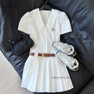 Miumiubag 드레스 여성 디자이너 고품질 고급 패션 셔츠 럭셔리 캐주얼 휘트리지 클래식 패션 자수 V- 벨트 주름 드레스 875