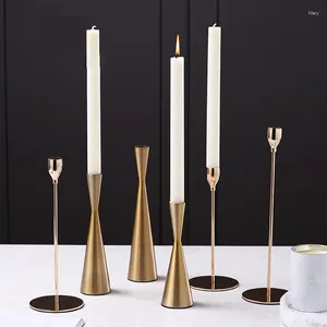 Kerzenhalter moderne Goldene Säule Hochzeit Mittelstücke für Tische Metall Weihnachtskandlestick Home Dekoration Accessoires
