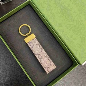 Keychain de couro de alta qualidade clássica requintada de luxo de luxo carteia de zinco da liga de zinco da letra unissex cor de ouro de ouro preto de jóias pequenas com caixa gif 6wf4