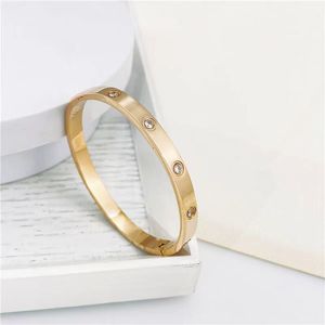 Bracelete de designer parafuso de moda de luxo marca de moda bracelete 18k banhado de titânio diamante de aço requintado fábrica de jóias de jóias do dia dos namorados casamento