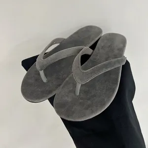 Mode kvinnliga tofflor sommar 2024 Ny toppnivå hantverksklipptå design verkar tunna sandaler sammet material komfort textur runda huvud damer flip flops