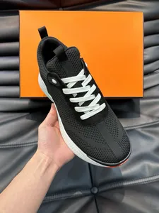 2024 Designer quente casual de sapatos de tênis de escritório para homens que dirigem treinadores de corrida brancos marinho preto azul panda oliva treinadora esportiva angustiada EDJ240101H