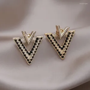 Brincos do garanhão 2024 Coréia Design Jóias de moda Gold Luxo Black Zircon Letter V Elegante Acessórios para a noite feminina