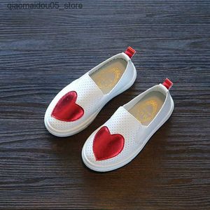 Кроссовки 2022 Baby Girl, адапленная повседневная обувь Fashion Love Childrens Slide Slide на дышащей квартире детской спортивной обуви Красный зеленый синий 1-12 лет Q240413