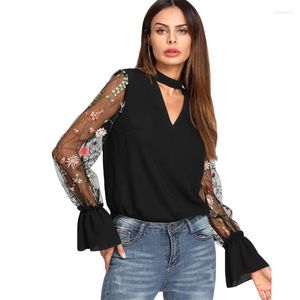 Kvinnor Bluses European Station Spring and Autumn Work Clothing Ol Hollow Out V-Neck Black Embroidery Mesh Flare Long Sleeve Shirt Top