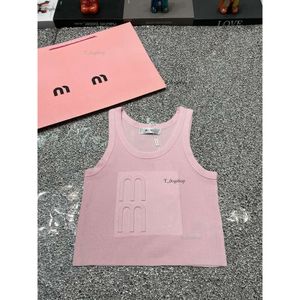 2024 Summer Short Sleeveless Designer MIU Kvinnors broderade brev ärmlös tank topp mode stereoskopisk brev kvinnors lim fit tank top 829