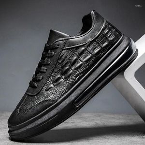 Sapatos casuais brancos para homens coreanos de moda de moda plana up tênis masculino esporte confortável vulcanizado 2024