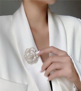 Stift broscher design svart vit kamelia för kvinnor tjej pärla blommor tröja pins brosch uttalande bröllop smycken3203103