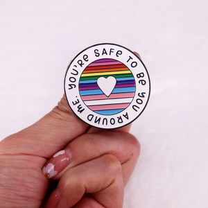 LGBT Rainbow Love Safe Emaye Pin Çocukluk Oyunu Film Film Tırnaklar Broş Rozeti Sevimli Anime Filmler Oyunlar Sert Emaye Pimleri