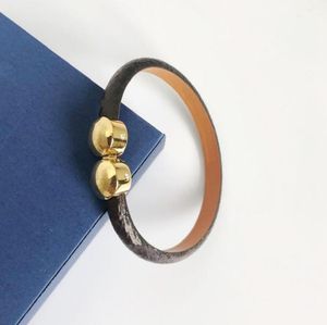 Luxury smycken Feminin läderdesigner armband med guldhjärtmärkeslogotyp på en high end elegant modearmband semestergåva 11449563