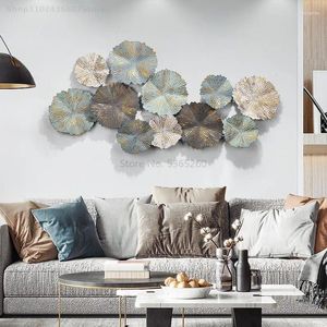 Dekorativa plattor ljus extravagant väggdekoration metall metop prydnad bakgrund ett vardagsrum 3D klistermärken ornament