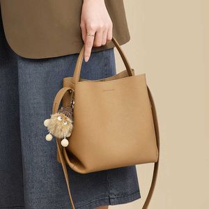 دلو كرمة حقيبة 2024 Crossbody Womens مصنوعة من الجلد الأصلي كبير السعة عالية الجودة الخريف والشتاء كتف محمول