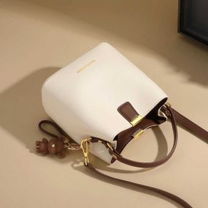 Womens 2024 bolsa de couro genuíno bucket crossbody handheld outono/inverno high -end versátil bolsas de ombro versátil