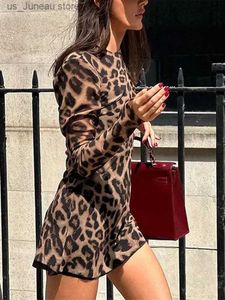 Vestidos casuais básicos Mulheres de leopardo sexy Mini vestido chique chique de pescoço redondo simples SLVES SLIM SLIM VESTIDOS 2024 Moda feminina High Strtwear T240412