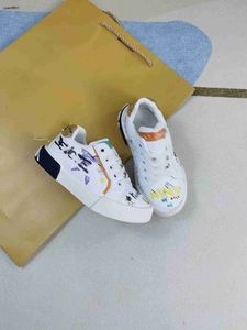 Populära barn sneakers färgglada mönster trycker på babyskor storlek 26-35 box skydd flickor brädskor designer pojkar skor 24 april