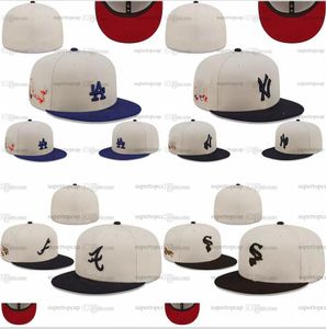 2024 Neuankömmlinge Herren Baseball Full Closed Caps Sommer Royal Blue Letter Bone beige weiße Farbe Chicago Casual Sport Saited Hats Love Hustle Flowers F13-04