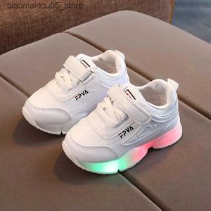 Sneaker Scarpe sportive per bambini Glow Spring Glow Frea traspirato per bambini Tennis Scarpe da tennis Girls Led Laces Light Running Scarpe Zapatillas Q240413