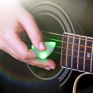 Strumento musicale non slip plectrum luminoso con alte pollice di chitarra medio limpido a LED per basso