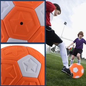 Sport Curve Swerve Soccer Ball Football Toy Kicker Ball Bra gåva för pojkar och flickor perfekt för utomhus inomhusmatch eller spel