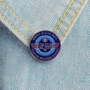 Top Gun Brooch милые аниме фильмы игры жесткие эмалевые булавки Собирайте мультипликационные брушные рюкзак рюкзак шляпа шляп