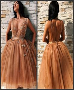 2019 New Sexy Homecoming Dresses With Sashes Deep V Neck Tulle Cocktail Party Gown Knee Length Appliques Backless Tiered Skirts Pr4933807