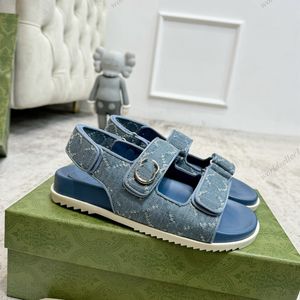 Neue doppelte flache Sandalen mit g dekorativem Schnalle und antiker blaues Denimmaterialverzerrung gesteppte Sandalen